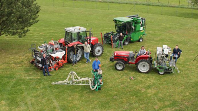 Tous ces matériels neufs remotivent les jeunes en charge de l’expérimentation. Au premier plan, l’épandeur à engrais automoteur de précision conçu par l’équipe maintenance de Lorca.